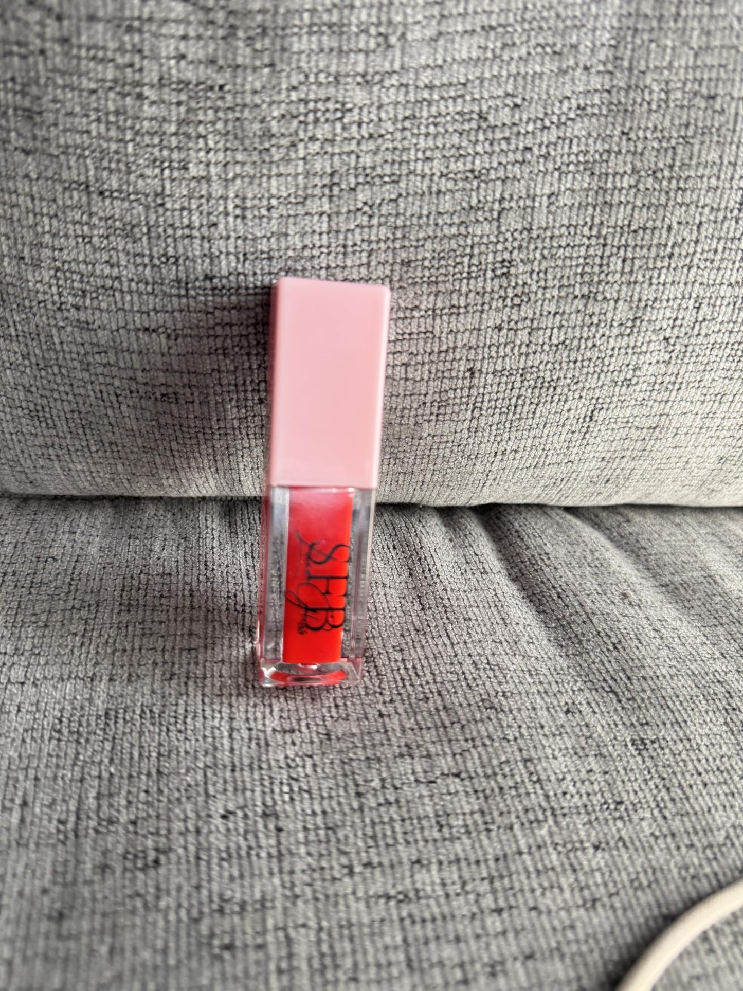 Fiery kiss gloss (Luxe -Red, 4.8 ml | 0.162 fl oz)